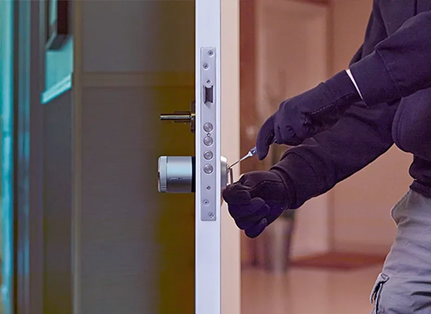 Intruso intentando forzar puerta de vivienda con ganzúa — riesgo real sin alarma