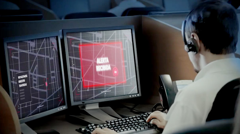 Operador humano de la Central Receptora de Alarmas Securitas Direct atendiendo una alerta